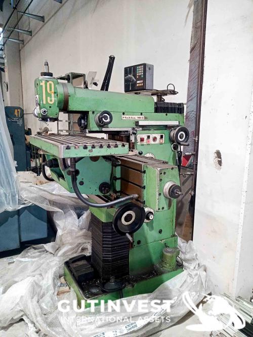 Milling machine with display 