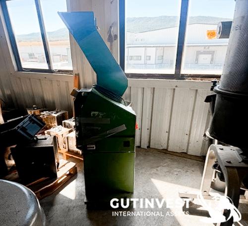 Plastic shredder granulator