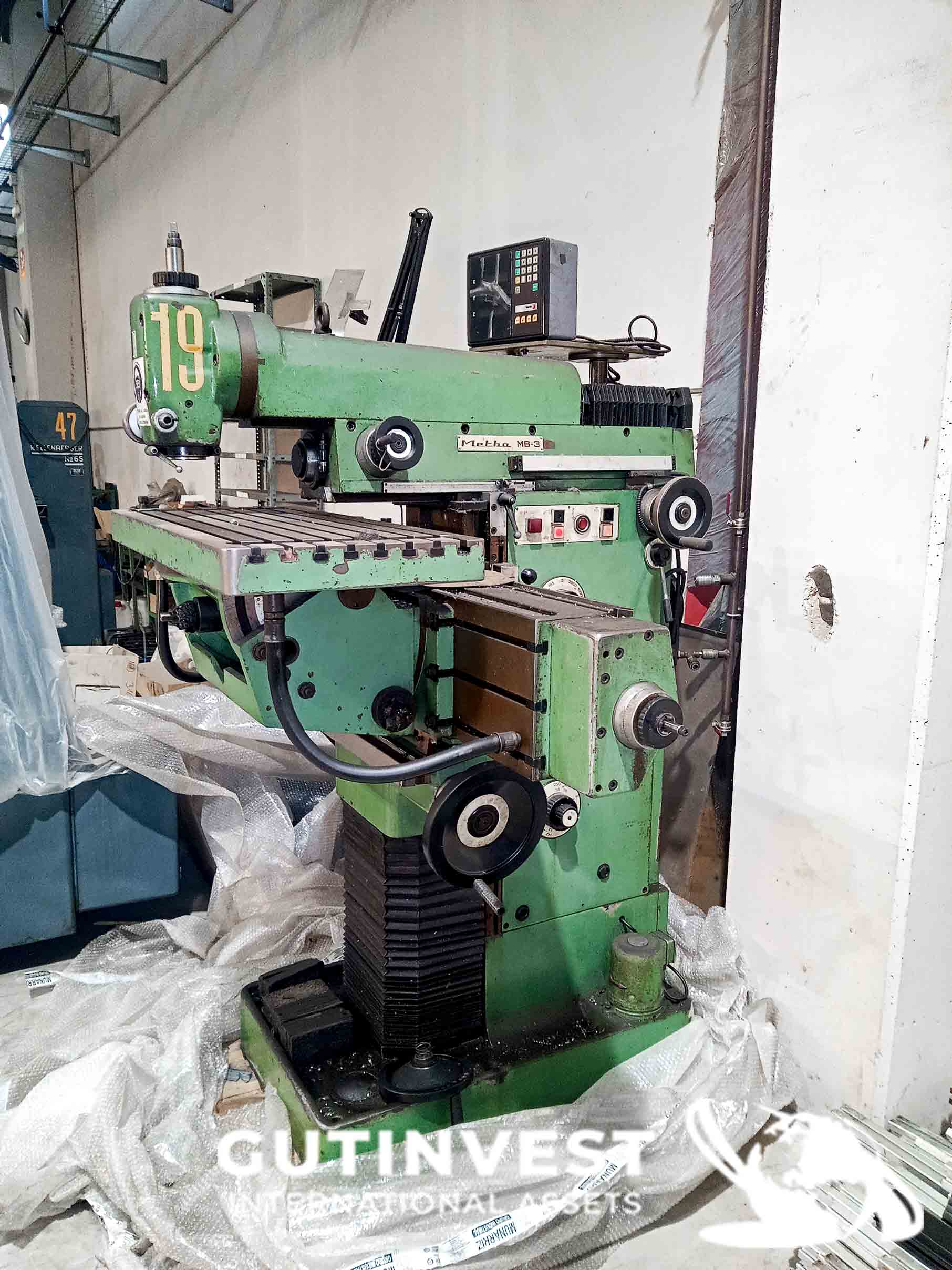 Milling machine with display 