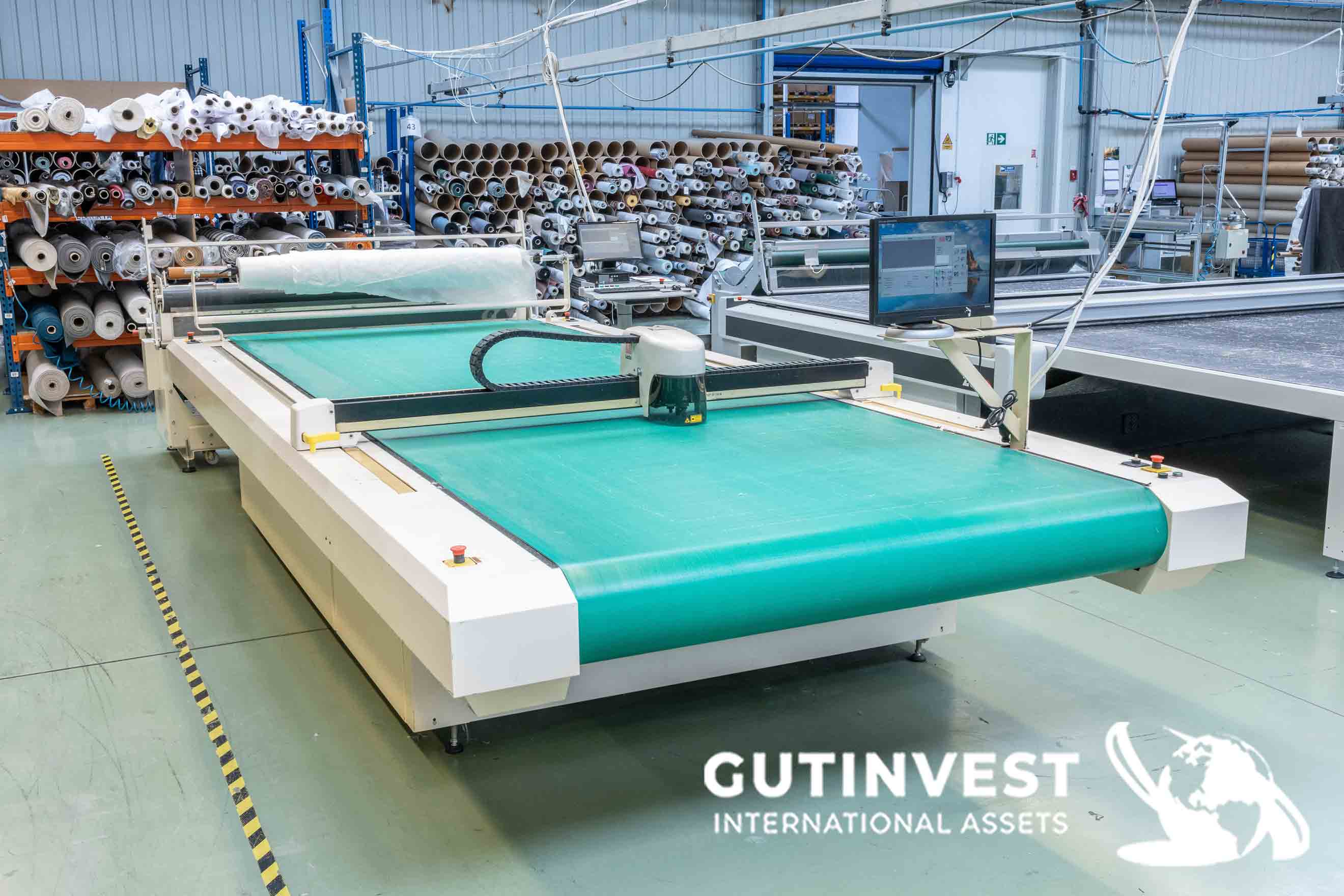 Automatic cutting table - textile sector